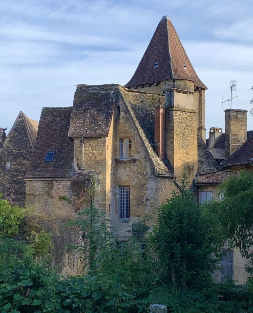 Escape to the Dordogne in an old French apartment ❤️